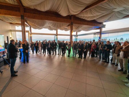 I SINDACI DEL GARDA BALDO BRINDANO ALL’INIZIO DELLA STAGIONE E FIRMANO LA BANDIERA DEI 56 PAESI CHE HANNO VISITATO IL LAGO NEL 2024 DE BENI: “OTTIMI SEGNALI, GIA’ 60% DI PRENOTAZIONI, AVANTI CON IL LAVORO DI SQUADRA”