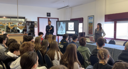 FEDERALBERGHI A SCUOLA CON “ESSERE UMANI”, IL CORSO SULLE COMPETENZE RELAZIONALI PER FORMARE IL PERSONALE DI DOMANI “PERCHE’ LAVORARE NON E’ SOLO SAPER PORTARE UN PIATTO”