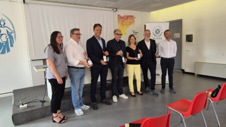 IL VINO DEI SALESIANI E DEI RAGAZZI CANTINIERI FEDERALBERGHI GARDA VENETO STRINGE UN ACCORDO CON L’ISTITUTO TUSINI LA SCUOLA VITIVINICOLA PIU’ INNOVATIVA D’ITALIA DE BENI: E’ IL NOSTRO INVESTIMENTO SUL FUTURO